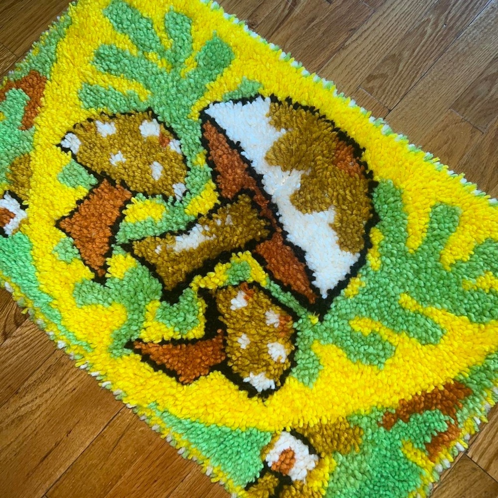 Amazing vintage 70’s mushroom hook & latch wall hanging / rug 🍄🍄🍄 - Picture 2 of 4
